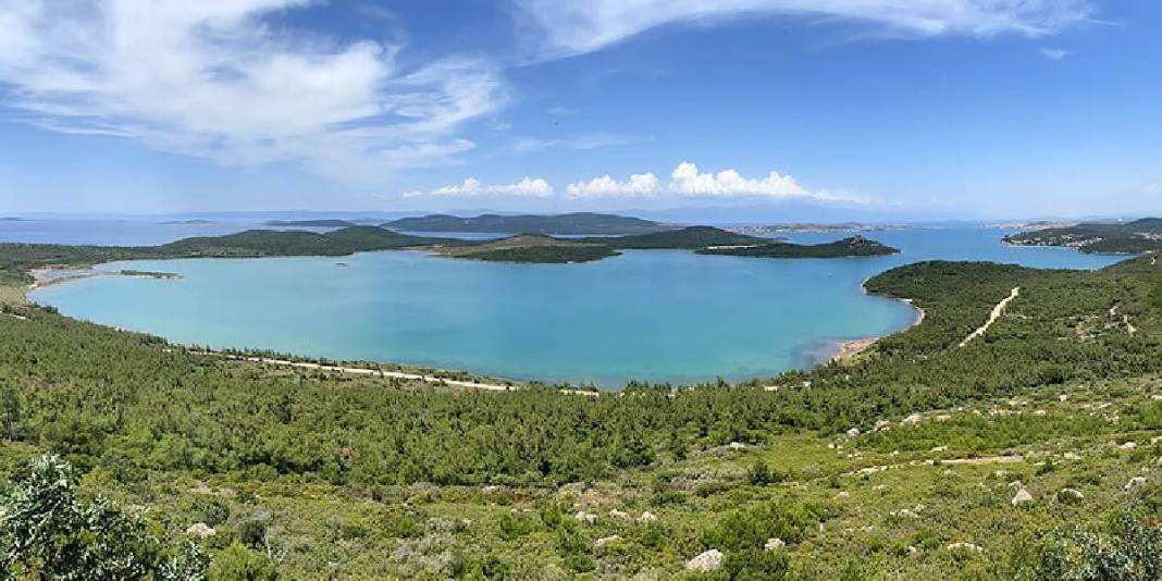 ‘Daha önce neden gelmemişim’ diyeceksiniz! Türkiye’de Santorini havası estiriyor: Tarihi evleri ve mavi sularıyla büyülüyor 8